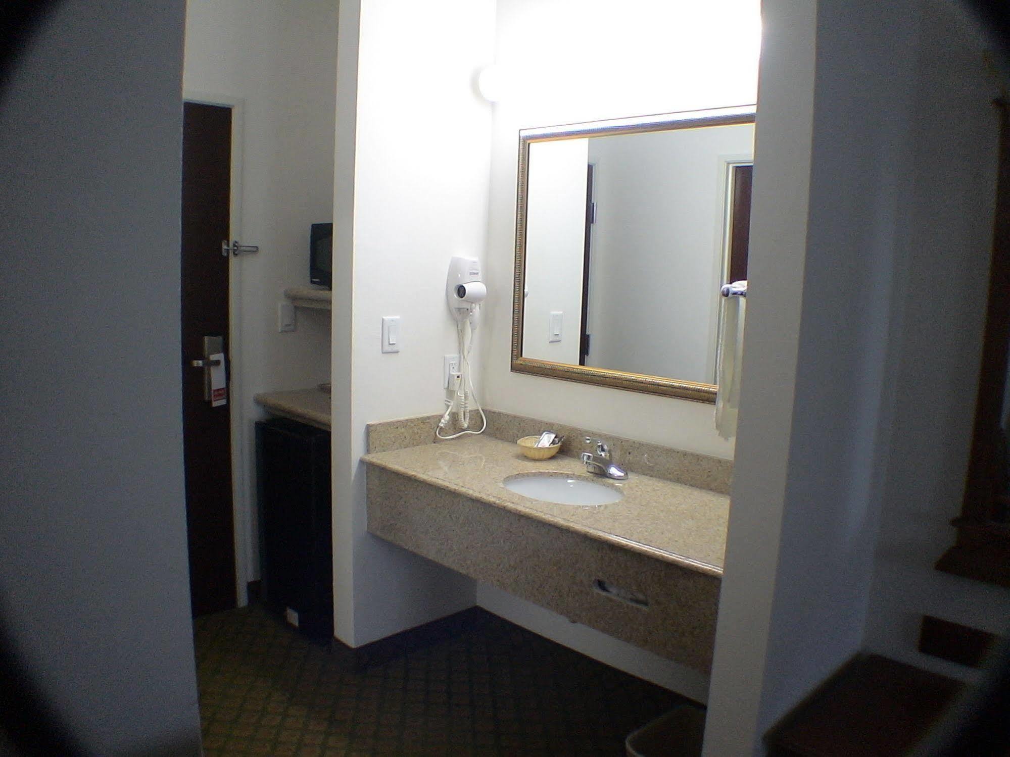 Budget Host Inn And Suites Cameron Ngoại thất bức ảnh